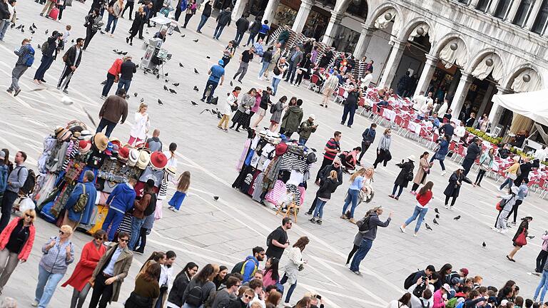 Venedig       -  Touristen auf dem den Markusplatz in Venedig.