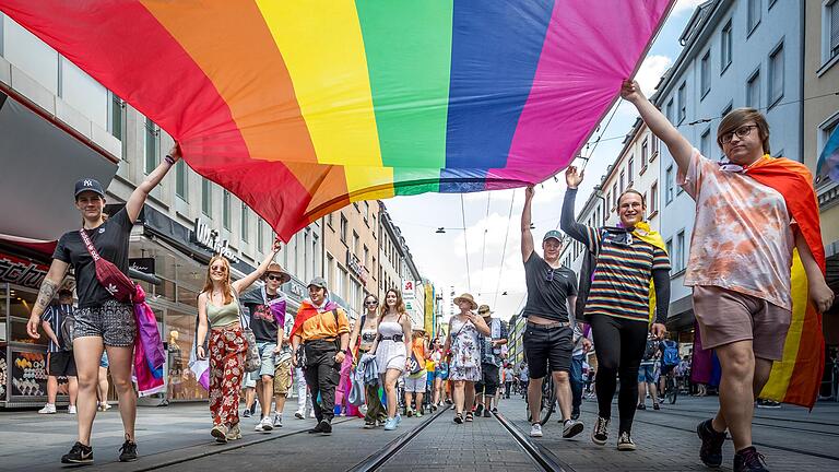 Rund 3000 Menschen nahmen 2023 am Christopher Street Day in Würzburg teil. Der CSD steht dieses Jahr unter dem Motto 'One World - Equal Love'.