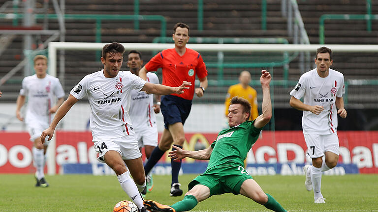 Fussball, 3. Liga, SC Preußen Münster - FC Würzburger Kickers       -  v.li.: Joannis Karsanidis (FC Würzburger Kickers) im Zweikampf mit Charles Elie Laprevotte (SC Preußen Münster).