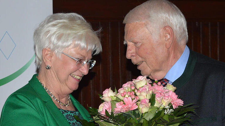 Der Kreisvorsitzende der Seniorenunion, Eberhard Gräf, überreichte der CSU-Landesgruppenvorsitzenden, Gerda Hasselfeldt, einen Blumenstrauß.  Foto: Arthur Stollberger       -  Der Kreisvorsitzende der Seniorenunion, Eberhard Gräf, überreichte der CSU-Landesgruppenvorsitzenden, Gerda Hasselfeldt, einen Blumenstrauß.  Foto: Arthur Stollberger