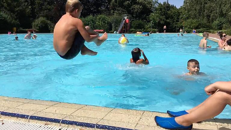 Das Nichtschwimmer-Becken im Volkacher Freibad soll diesen Sommer nun doch geöffnet werden. Weiterhin gilt dann die Vorgabe, Badeschuhe zu tragen, um Verletzungen zu vermeiden.