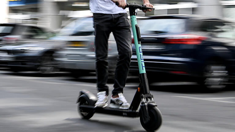 Die Polizei in Haßfurt macht darauf aufmerksam, dass auch für E-Scooter die Versicherungspflicht gilt.&nbsp;