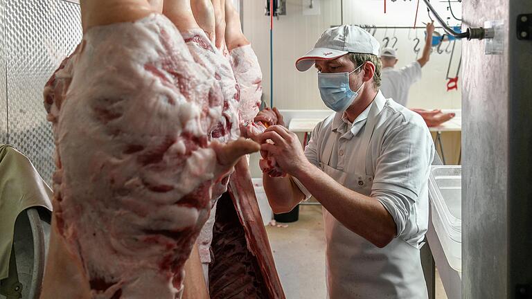 Die Metzgerei Benedini in Ochsenfurt verkauft nur Fleisch aus eigener Schlachtung. Dafür kommen Kunden auch von weiterweg.