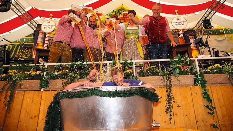 Glückliche Täuflinge bei der Hofbräu Brauertaufe im Kiliani Festzelt: Julius Hügelschäffer (unten links)&nbsp; und Konrad Hammel.