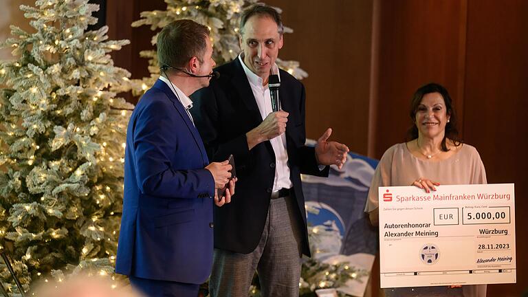 Für die Stiftung 'Forschung hilft' freute sich Gaby Nelkenstock über weitere Unterstützung: 5000 Euro kamen von Prof. Alexander Meining (Mitte), der das Autorenhonorar seiner Würzburg-Krimis spendet. Für die Stiftung 'Forschung hilft' freute sich Gaby Nelkenstock über weitere Unterstützung: 5000 Euro kamen von Prof. Alexander Meining (Mitte), der das Autorenhonorar seiner Würzburg-Krimis spendet. 