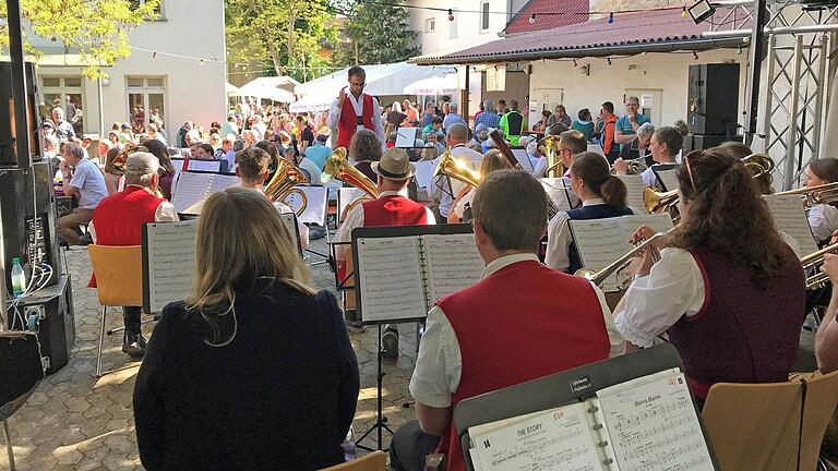 Unter der Leitung von Thomas Hümpfner spielten die Opferbaumer Musikanten bei ihrem traditionellen Dorffest im Pfarrgarten. Es war sehr gut besucht.