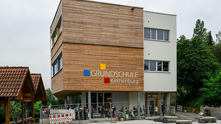 Das neue Grundschulgebäude steht auf dem Platz der ehemaligen Grundschule in Aschfeld. Zwischenzeitlich musste daher über mehrere Jahre auf provisorische Unterrichtsräume zurückgegriffen werden. Das neue Grundschulgebäude steht auf dem Platz der ehemaligen Grundschule in Aschfeld. Zwischenzeitlich musste daher über mehrere Jahre auf provisorische Unterrichtsräume zurückgegriffen werden. 