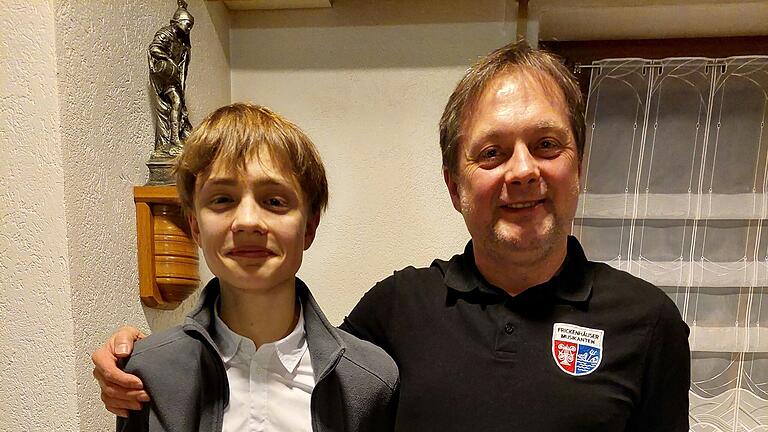 Ralf Hartmann überreicht Schlagzeuger Gustav Truppner Urkunde und Abzeichen für das Bestehen der D1-Leistungsprüfung mit sehr gutem Erfolg. Ralf Hartmann überreicht Schlagzeuger Gustav Truppner Urkunde und Abzeichen für das Bestehen der D1-Leistungsprüfung mit sehr gutem Erfolg.