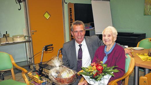Auch für den Oberbürgermeister ein besonderer Termin: Siegfried Müller hat viele Geschenke für Elisabeth Wittenborn mitgebracht. Auch für den Oberbürgermeister ein besonderer Termin: Siegfried Müller hat viele Geschenke für Elisabeth Wittenborn mitgebracht.