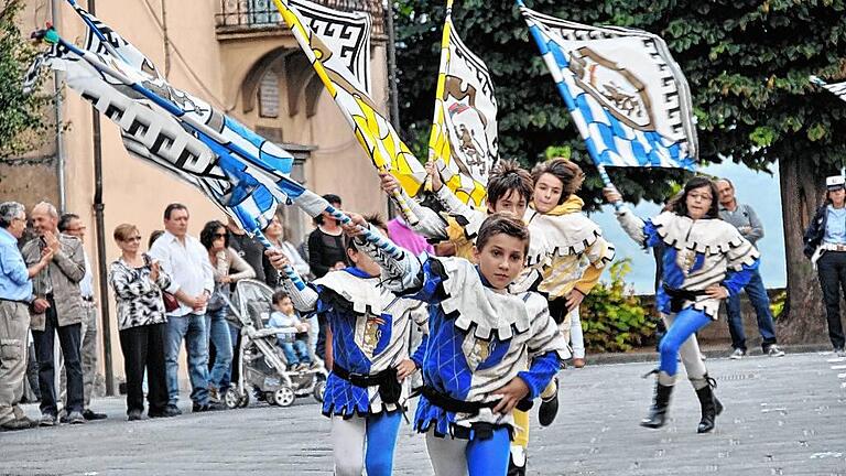 Mit ihrer Mischung aus Folklore und Akrobatik sind die Sbandieratori (Fahnenschwinger) aus Bibbiena fester Bestandteil vieler Feste in der Region um die neue Ochsenfurter Partnerstadt.