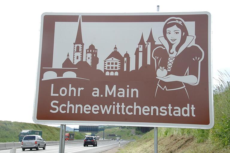 Ein Schild an der Autobahn A3 weist auf die Schneewittchenstadt Lohr hin (Archivbild).