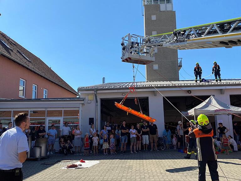 Vom Dach der Gerätehalle wurde ein vermeintlich verunfallter Arbeiter gerettet. Hierzu setzten die Helfer die Drehleiter und eine Schleifkorbtrage ein.