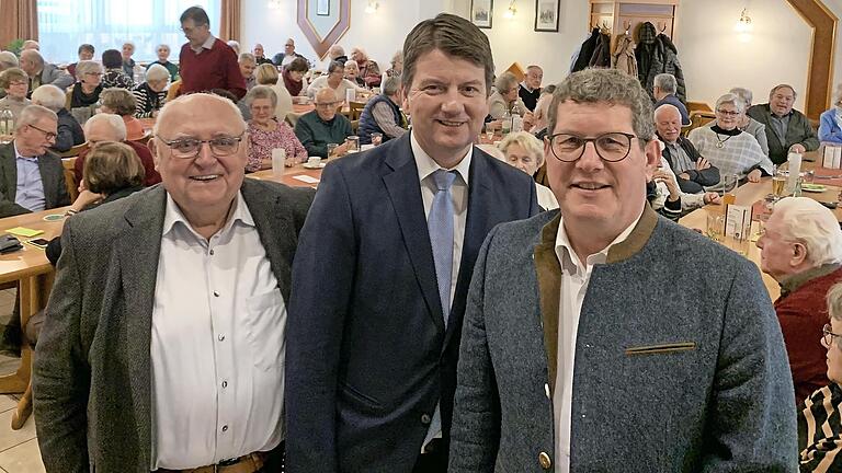 Stefan Köhler und Sandro Kirchner (von rechts) sprachen auf Einladung von Siegfried Erhard bei der Seniorenunion.       -  Stefan Köhler und Sandro Kirchner (von rechts) sprachen auf Einladung von Siegfried Erhard bei der Seniorenunion.