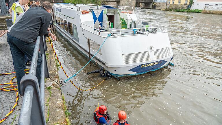 Die Taucher konnten kein Leck an der 'Stadt Bamberg' finden. Erst nach Abpumpen des Wassers aus dem Schiffsrumpf wurde der Grund für den Wassereinbruch klar.