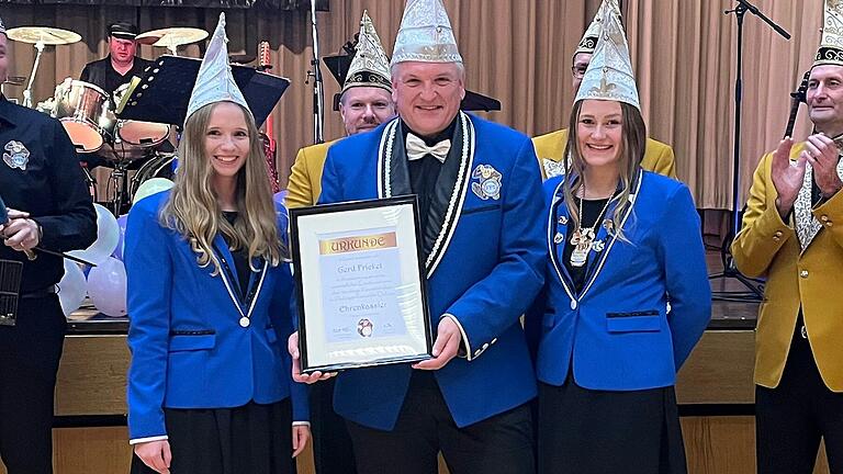 Gerd Frickel wurde von Eva Büschelberger (rechts) und Jessica Bott zum Ehren-Kassier des FFC ernannt. Gerd Frickel wurde von Eva Büschelberger (rechts) und Jessica Bott zum Ehren-Kassier des FFC ernannt.