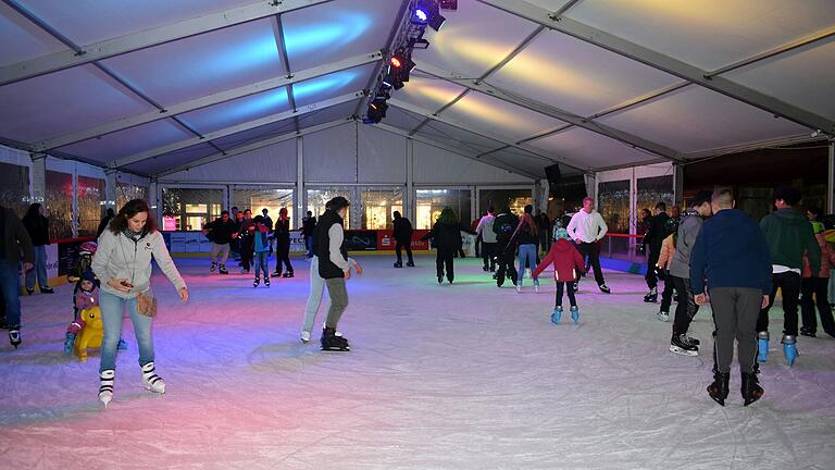 Die Neuschter Eiszeit auf dem Marktplatz verlockt viele Gäste zum Eislaufen. Die Neuschter Eiszeit auf dem Marktplatz verlockt viele Gäste zum Eislaufen.