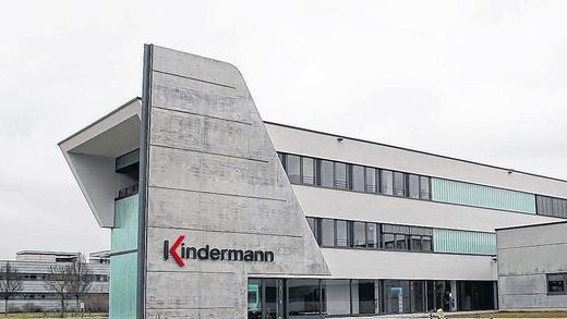Beliebtes Gewerbegebiet: Am Mainpark in Eibelstadt haben sich in den vergangenen Jahren große Unternehmen wie Kindermann (im Bild) oder der Krick-Verlag angesiedelt. Die Stadt freut sich über die Einnahmen aus der Gewerbesteuer.