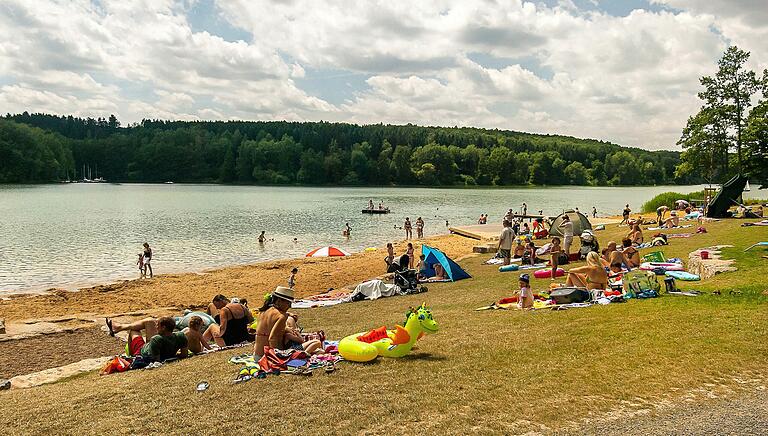 Der Ellertshäuser See ist im Sommer ein beliebtes Ausflugsziel für Badegäste.