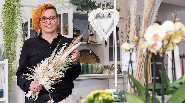 Patricia Weber, Inhaberin des Blumengeschäfts Stielvoll in Ochsenfurt, will, dass Floristen und Gärtnereien die gleichen Chancen haben, wie der Lebensmitteleinzelhandel. Patricia Weber, Inhaberin des Blumengeschäfts Stielvoll in Ochsenfurt, will, dass Floristen und Gärtnereien die gleichen Chancen haben, wie der Lebensmitteleinzelhandel.