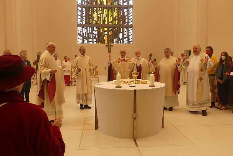 Der Altar als Kraftzentrum: Die umgestaltete Kirche St. Anton wurde mit einem bischöflichen Pontifikalamt neu eingeweiht.