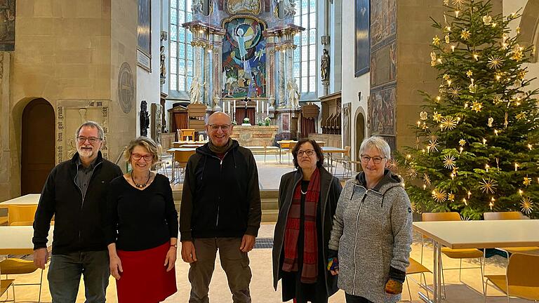 Sie bereiten die Vesperkirche in der St. Johanniskirche in Schweinfurt vor: Pfarrer Heiko Kuschel, Pfarrerin Gisela Bruckmann, Victor Elias, ehrenamtlicher Organisator der Vesperküche, Pfarrerin Barbara Renger, Brunhilde Käser von der Diakonie.