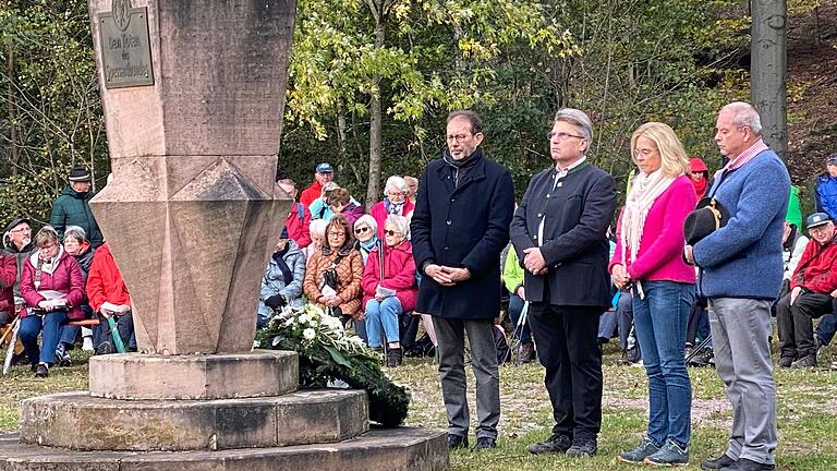Kranzniederlegung vor dem Ehrenmal des Spessartbundes (von links): Stellv. Landrat Michael Baumann, Präsident des Spessartbundes Prof. Dr. Bausback, Rednerin und Bundestagsabgeordnete Andrea Lindholz und Vorsitzender Kultur/Geschichte Wolfgang Beyer.