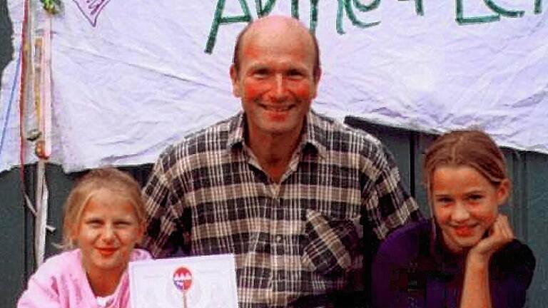 tennis       -  Oktober 2001: Lena Hofmann (rechts) mit ihrem damaligen Trainer Norbert Henneberger und ihrer Kitzinger Klubkollegin Aline Staudt.