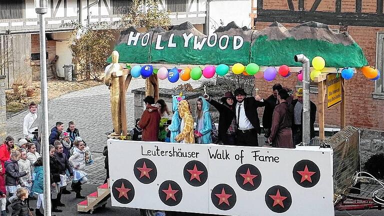 Oskar-Verleihung beim Zug in Leutershausen - (che) Am 25. Februar in Leutershausen, am 26. Februar in Hollywood. Die Oscars waren auf dem Faschingswagen der DJK Leutershausen schon vergeben. An den Seiten glänzten die Sterne des Leutershäuser Walk of Fame und die Jungs und Mädchen auf dem Wagen und drum herum waren gut gelaunt. Mit „Helau“ zog der kleine, aber feine Faschingszug vom Dorfplatz hinauf zum Sportheim, wo alle Sternchen oder Prinzessinnen fröhlich Kinderfasching feierten. Oskar-Verleihung beim Zug in Leutershausen - (che) Am 25. Februar in Leutershausen, am 26. Februar in Hollywood. Die Oscars waren auf dem Faschingswagen der DJK Leutershausen schon vergeben. An den Seiten glänzten die Sterne des Leutershäuser Walk of Fame und die Jungs und Mädchen auf dem Wagen und drum herum waren gut gelaunt. Mit „Helau“ zog der kleine, aber feine Faschingszug vom Dorfplatz hinauf zum Sportheim, wo alle Sternchen oder Prinzessinnen fröhlich Kinderfasching feierten.