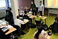 In der Klasse 10a der Gerolzhöfer Realschule werden die neuen iPads ausgepackt und eingerichtet. Verantwortlich dafür sind (vorne) Studienrat Alexander Beck und Konrektor Stefan Greb.