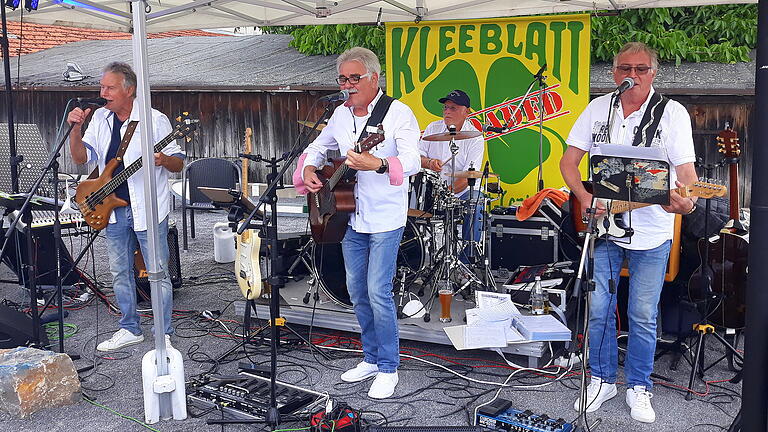 Mit der legendären Band „Kleeblatt reloaded“ begann die Reihe von acht kleinen Donnerstagskonzerten im „Neuschter Sommerfleck“. Jede Menge Applaus und beste Stimmungen waren Programm. Mit der legendären Band „Kleeblatt reloaded“ begann die Reihe von acht kleinen Donnerstagskonzerten im „Neuschter Sommerfleck“. Jede Menge Applaus und beste Stimmungen waren Programm.
