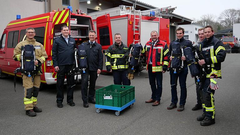 Am Feuerwehrzentrum in Klingholz Ende März übergaben Würzburgs Landrat und Kreisbrandrat neue Ausrüstung aus dem Atemschutzgerätepool an Vertreter der Freiwilligen Feuerwehren Eichelsee, Randersacker, Thüngersheim und Winterhausen: (2.v.l.) Gerätewart und Kreisbrandmeister Andreas Bauer, (3.v.l.) Kreisbrandrat Michael Reitzenstein und Landrat Thomas Eberth (4.v.r.). Am Feuerwehrzentrum in Klingholz Ende März übergaben Würzburgs Landrat und Kreisbrandrat neue Ausrüstung aus dem Atemschutzgerätepool an Vertreter der Freiwilligen Feuerwehren Eichelsee, Randersacker, Thüngersheim und Winterhausen: (2.v.l.) Gerätewart und Kreisbrandmeister Andreas Bauer, (3.v.l.) Kreisbrandrat Michael Reitzenstein und Landrat Thomas Eberth (4.v.r.).