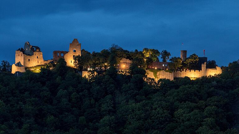 'Burg in Flammen' soll nur die Atmosphäre, keine Tatsache beschreiben, weswegen das diesjährige Weinfest auf der Homburg abgesagt wurde (Archivbild). 'Burg in Flammen' soll nur die Atmosphäre, keine Tatsache beschreiben, weswegen das diesjährige Weinfest auf der Homburg abgesagt wurde (Archivbild).