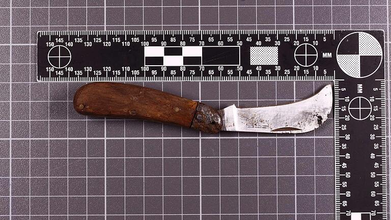Wer weiß etwas über dieses Messer? Es wurde in der Näher des Fundortes der Leiche von Klaus Berninger bei Wörth am Main (Lkr. Miltenberg) gefunden. Wer weiß etwas über dieses Messer? Es wurde in der Näher des Fundortes der Leiche von Klaus Berninger bei Wörth am Main (Lkr. Miltenberg) gefunden.