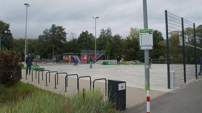 Auf dem Fun Park Four Seassions in Bischofsheim war am vergangenen Samstag viel los. Grund dafür war der Skateboardtag der Kreuzbergallianz, bei dem Jugendliche von erfahrenen Skatern alles rund um den Sport lernen konnten. Auf dem Fun Park Four Seassions in Bischofsheim war am vergangenen Samstag viel los. Grund dafür war der Skateboardtag der Kreuzbergallianz, bei dem Jugendliche von erfahrenen Skatern alles rund um den Sport lernen konnten.