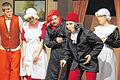 Turbulenzen um einen Geizkragen - Grandiose Premiere       -  (gz) Recht turbulent und auch handgreiflich zu ging es in der nunmehr schon 23. Inszenierung von Günther Stadtmüller mit der Theatergruppe der Staatlichen Fach- und Technikerschule an der Bayerischen Landesanstalt für Wein- und Gartenbau in Veitshöchheim. Mit dem Lustspiel &bdquo;Der Geizige&ldquo; von Jean Baptiste Moliere,  geschrieben 1622, karikiert er den Typ des reich gewordenen, aber engstirnig und geizig gebliebenen Bürgers, der seine lebensfroheren und konsumfreudigeren Kinder mit seinem Geiz fast erstickt. In Molieres Stücken finden sich sehr viele Aussagen, die dem heutigen Zeitgeist gerecht werden. Stadtmüller verstand es, Studierende zu finden, denen ihre Rollen wie auf den Leib geschrieben schienen. Für die über 300 Zuschauer der ersten beiden Vorstellungen, vier weitere folgen noch, war die Aufführung ein höchst vergnüglicher und trotz der Spielzeit von über zwei Stunden kurzweiliger Abend. &bdquo;Die Veranstaltung war Spitze&ldquo;, konnte man denn auch reihum auvon begeisterten Zuhöhrern und auch im Internet-Forum vernehmen. Dazu hatten bestimmt auch die wunderbaren Kostüme und gelungenen Masbeigetragen, für die Maria Anna Stadtmüller verantwortlich zeichnete. Zum Inhalt: Angela Rudolf agierte in der Hauptrolle des alten hässlichen und vom Geiz zerfressenen Harpagon. Der verknöcherte Geizhals ist schon längere Zeit verwitwet und lebt mit seinen erwachsenen Kindern unter einem Dach. Seine Tochter Elise (Nicole Kiesel) und seinen Sohn Cleante (Saskia Salomon) hält er sehr knapp. Nichts liebt er mehr als sein Geld. Und nichts treibt ihn mehr um, als dass es ihm gestohlen oder unnütz ausgegeben werden könnte. Beide will er deshalb auch reich verheiraten. Und nun wird es turbulent...