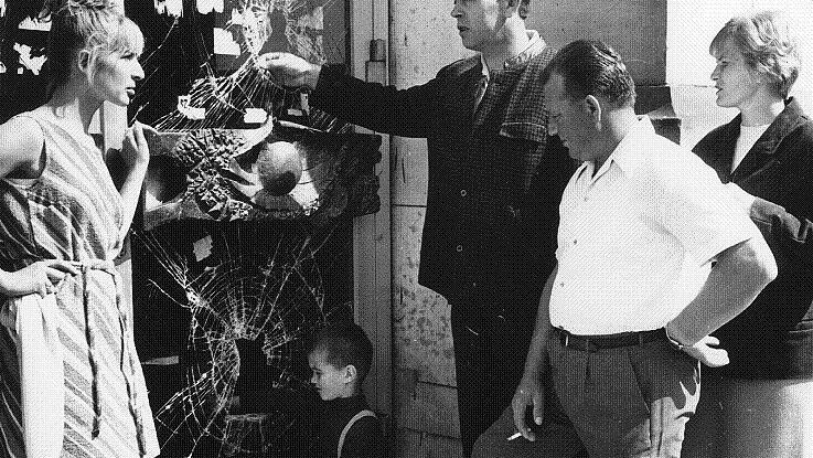 Univers       -  In der Nacht auf den 13.Juli 1968 flogen Steine und Ziegel gegen die verglasten Eingangstüren der Neuen Uni am Sanderring - der sichtbare Höhepunkt der Studentenproteste in Würzburg.