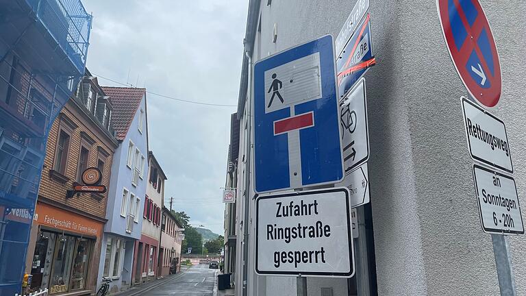 Dieses Straßenschild übersehen viele, die derzeit in Karlstadt von der Langgasse aus in die Alte Bahnhofstraße einbiegen. Dieses Straßenschild übersehen viele, die derzeit in Karlstadt von der Langgasse aus in die Alte Bahnhofstraße einbiegen.
