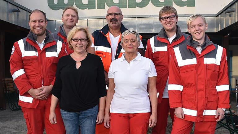 Auf ihre Hilfe kann man zählen: (hinten, von links) Vorsitzender Sebastian Dürnagel und die Rettungsschwimmer Georg Holzmann, Karl-Heinz-Bach und Bastian Herzog; (vorne, von links) Claudia Holzmann (Vorsitzende „Pro Waldbad“), Susi Seitz und Lukas Holzmann. Auf ihre Hilfe kann man zählen: (hinten, von links) Vorsitzender Sebastian Dürnagel und die Rettungsschwimmer Georg Holzmann, Karl-Heinz-Bach und Bastian Herzog; (vorne, von links) Claudia Holzmann (Vorsitzende „Pro Waldbad“), Susi Seitz und Lukas Holzmann.