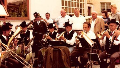 Was wäre ein Fest ohne Blasmusik. Die Kothener Musikanten spielten bei jedem Fest - wie hier in den 70er Jahren - gerne auf.  Fotos: Archiv Musikverein Kothen       -  Was wäre ein Fest ohne Blasmusik. Die Kothener Musikanten spielten bei jedem Fest - wie hier in den 70er Jahren - gerne auf.  Fotos: Archiv Musikverein Kothen