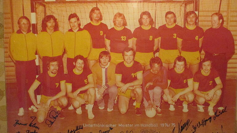 Handsigniert: Die Handballmannschaft des TSV Lohr, die in der Saison&nbsp;1974/75&nbsp;Unterfränkischer Meister wurde.