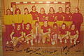 Handsigniert: Die Handballmannschaft des TSV Lohr, die in der Saison&nbsp;1974/75&nbsp;Unterfränkischer Meister wurde.