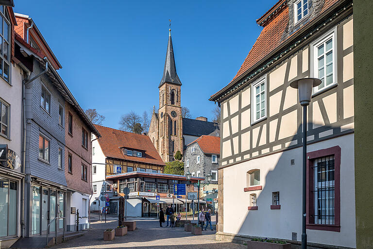 Blick von der Entengasse auf den Pacificusplatz und auf die Kirche St. Laurentius.