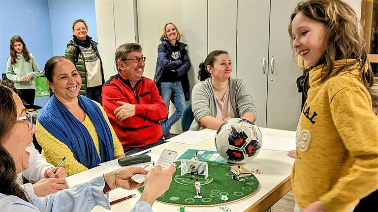 Der neunjährige Jamie (rechts) hat die Jury überzeugt und ist Bad Kissingens Spiele-Erfinder des Jahres geworden.       -  Der neunjährige Jamie (rechts) hat die Jury überzeugt und ist Bad Kissingens Spiele-Erfinder des Jahres geworden.