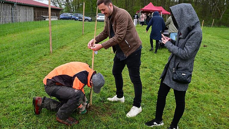 Der Hochzeitswald in Lauda-Königshofen soll in den kommenden Jahren wachsen und gedeihen. Den Anfang machten die Brautpaare des vergangenen Jahres, die auf Einladung der Stadt nach Heckfeld gekommen waren.