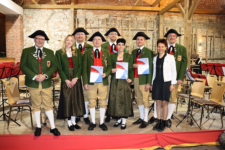 Ehrungen, von links: Bernd Geißendörfer, Vorsitzender der Musikgemeinschaft Baldersheim-Burgerroth, Raffaela Deppisch (10 Jahre aktiv), Florian Derks (40 Jahre aktiv), Walter Flury (50 Jahre aktiv), Rainer Pfeuffer (30 Jahre aktiv), Laura Flury und Kevin Schmitt (20 Jahre aktiv), Martina Schmidt vom Nordbayerischen Musikbund und Dirigent Joachim Wendel, der für 10 Jahre aktives Dirigieren geehrt wurde).