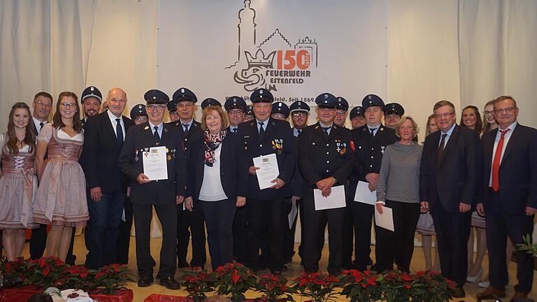 Langjährige aktive Feuerwehrleute wurden beim Festkommers ausgezeichnet, vorn zwischen Landrat Eberhard Nuß (5. von links) und Bürgermeisterin Rosi Schraud der hochdekorierte Bernhard Keller (50 Jahre aktiver Dienst).