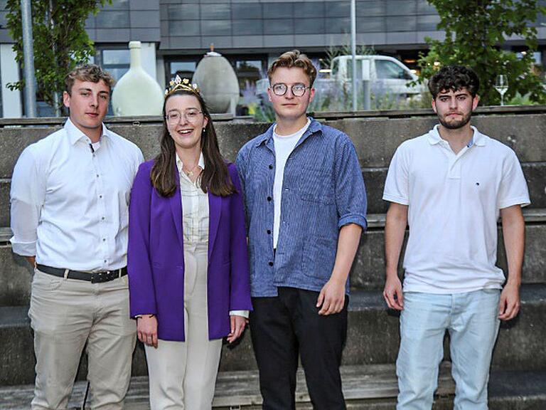 Im Ausbildungsberuf Weintechnologie gehörten Sebastian Röder und Kilian Frank (beide LWG, von links) sowie Stephan Weigand (Weingut Stiftung Juliusspital, Würzburg) zu den besten drei Absolventen. Im Ausbildungsberuf Weintechnologie gehörten Sebastian Röder und Kilian Frank (beide LWG, von links) sowie Stephan Weigand (Weingut Stiftung Juliusspital, Würzburg) zu den besten drei Absolventen.