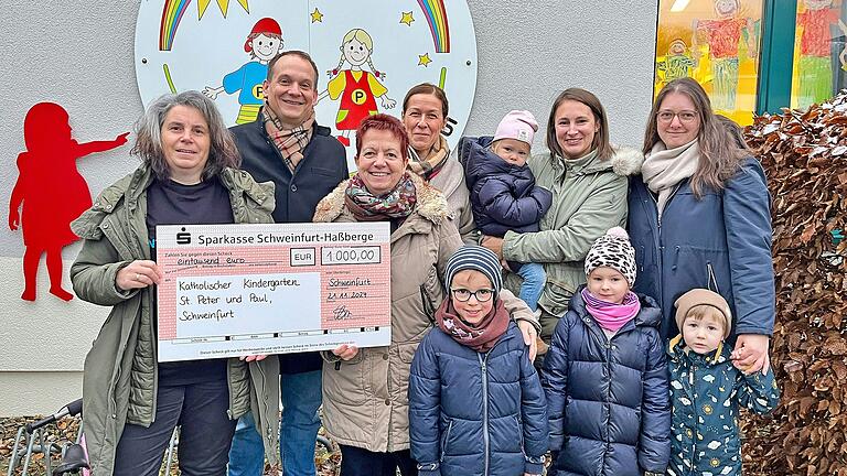 Bei der Spendenübergabe von links: Manuela Metz (Schriftführer Antöner Narrenelf), Florian Dittert (stellv. Gesellschaftspräsident Antöner Narrenelf), Christa Leitner (Kindergartenleitung), vom Elternbeirat Jasmin König, Kristin Dittert und Melanie Rumpel sowie Kinder des Kindergartens.