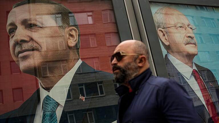 Vor den Wahlen in der Türkei.jpeg       -  Ein Mann geht an Wahlkampfplakaten des türkischen Präsidenten, Recep Tayyip Erdogan, und seines Herausforderers Kemal Kilicdaroglu vorbei. Die meisten Umfragen sehen den Oppositionskandidaten vorn.