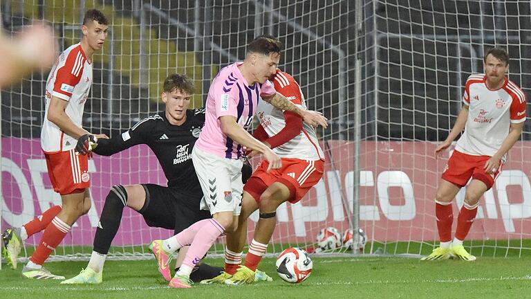 Martin Thomann (vorne) setzt sich hier gleich gegen drei Spieler des FC Bayern München II durch, bringt den Ball aus kurzer Distanz aber nicht im Tor unter.